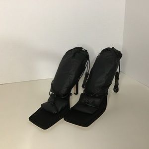 Good American By Khloe Kardashian Neoprene Black Caged Slanted Sandals Sz 10 NEW